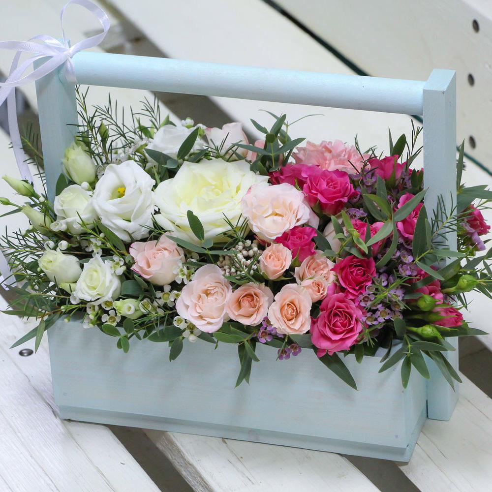 Ящик с цветами "Свидание с ангелом" из роз и эустомы арт. 7753