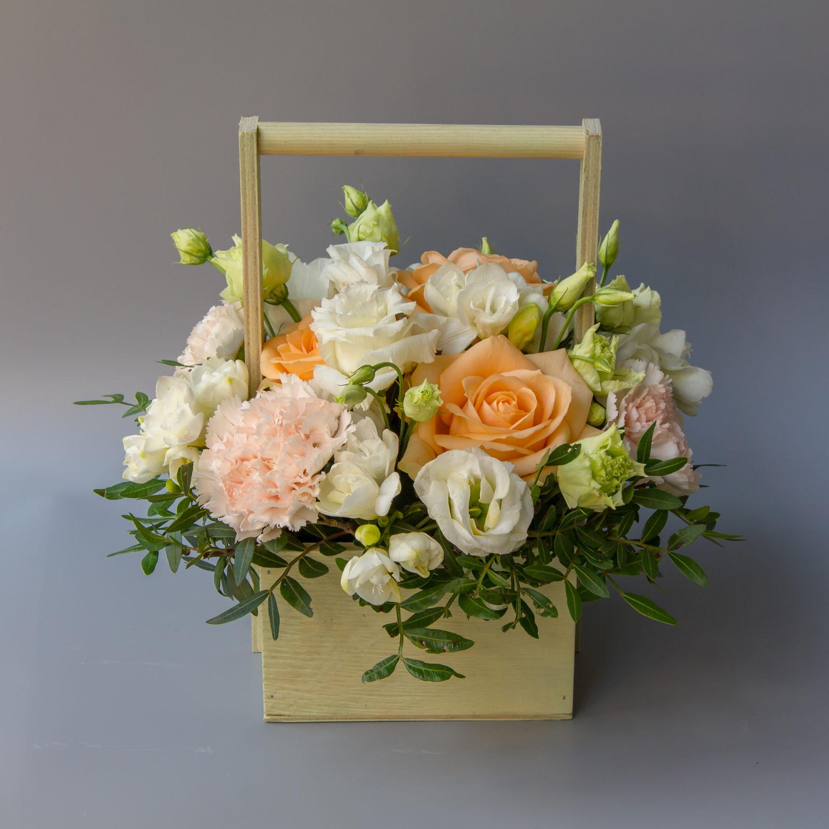 Ящик с цветами "Таинственный остров" из розы, эустомы и диантуса арт. 7754