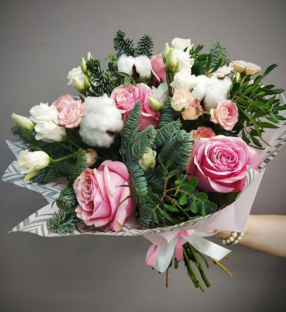 Букет "Морозное утро" из розы эквадор, эустомы, нобилиса и хлопка арт. 25909
