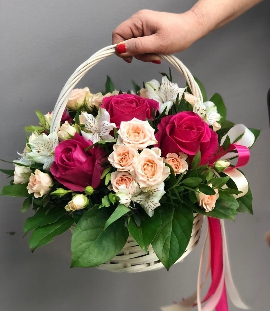 Корзинка "Розовый восход" из кустовой и Эквадорской розы арт. 5520