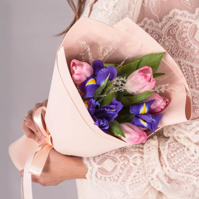 Букеты из розовых тюльпанов с ирисами для мамы и дочки арт. 59871