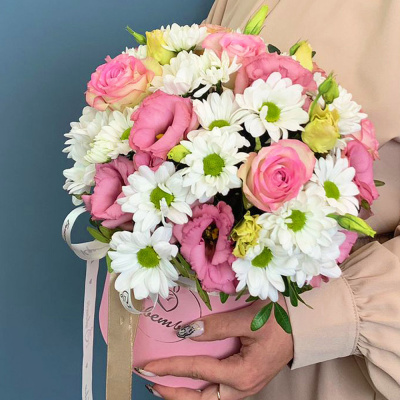 Коробка с цветами из кустовой хризантемы с розами арт. 66658