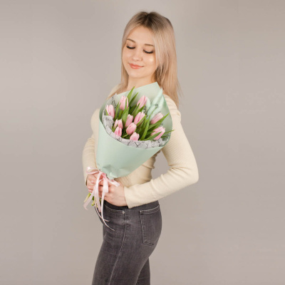Букет из нежных тюльпанов с лагурусом арт. 46462