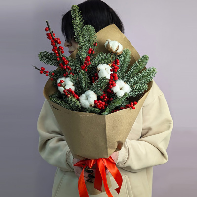 Букет с нобилисом, красными ягодами и хлопком  "Зимняя классика" N 72815-L размер L