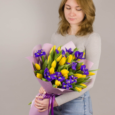 Букеты из тюльпанов с ирисами для мамы и дочки (комплект букетов) арт. 46330