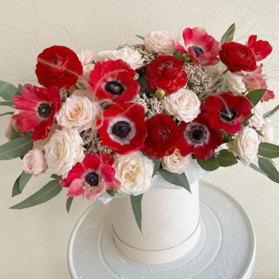 Коробка "Рубиновое сияние" из кустовой и Эквадорской розы с анемонами арт. 27806