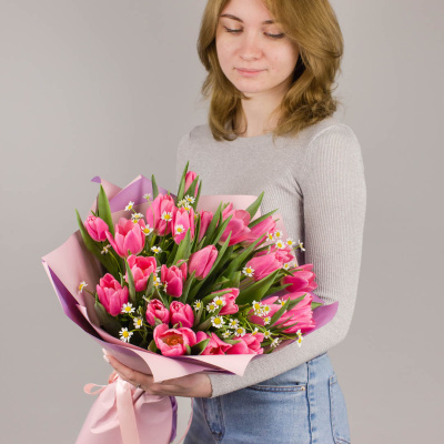 Букет 25 розовых тюльпанов с танацетумом арт. 46335
