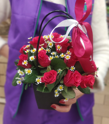Сумочка из 15 Кенийских красных роз с ромашками арт. 5517-Кр