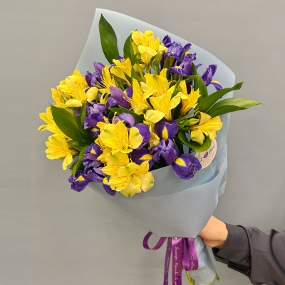 Букет "Ириска" с альстромерией и ирисами арт. 27802