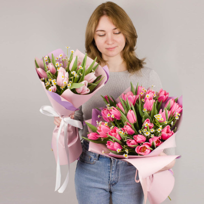 Букеты из тюльпанов с ромашками нежно розовый для мамы и дочки арт. 46337