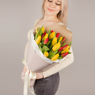 Букет из 25 красно-желтых тюльпанов арт. 46175