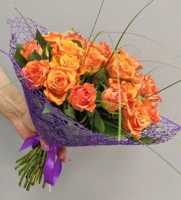 Букет из 25 Кенийских оранжевых и желтых роз с бабочкой арт. 80552