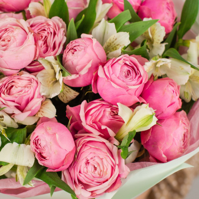 Букет из кустовых пионовидных розовых роз с альстромерией арт. 50422