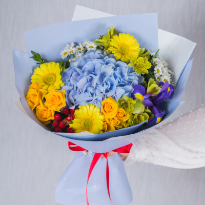 Яркий букет с гортензией, кустовой розой и мини герберами "Облачный атлас" арт. 38167