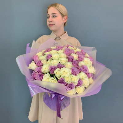 Букет 101 бело-сиреневая роза Кения в упаковке арт. 29178-Р