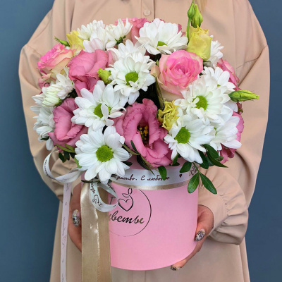 Коробка с цветами из кустовой хризантемы с розами арт. 66658