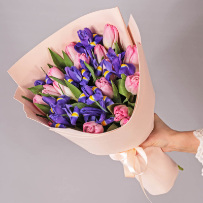 Букеты из розовых тюльпанов с ирисами для мамы и дочки арт. 59871