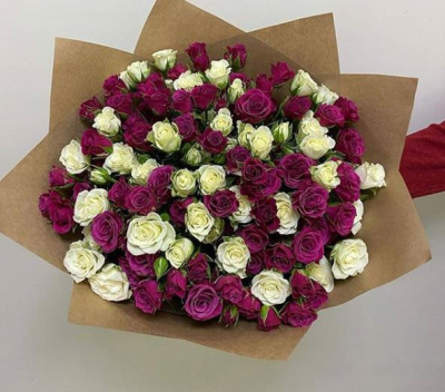 Букет "Звездное небо" из красных и белых кустовых роз арт. 5497