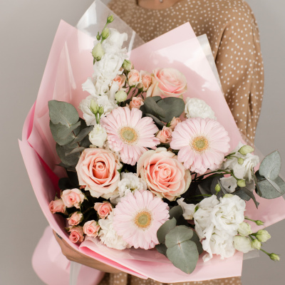 Букет с розами, мини-герберами, эустомой "Очарование" арт. 50477