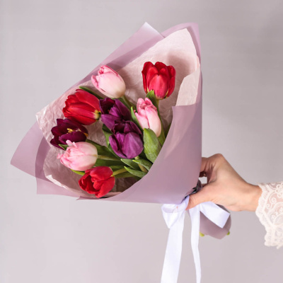 Яркий букет из тюльпанов в упаковке арт. 28403