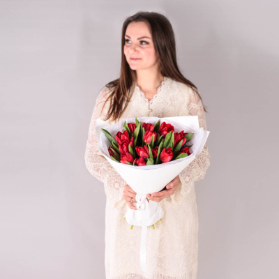 Букет из 15 красных тюльпанов в упаковке арт. 59900-Кр