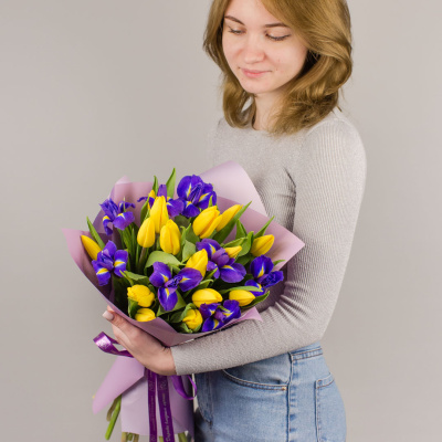 Букет желтых тюльпанов с ирисами арт. 46172