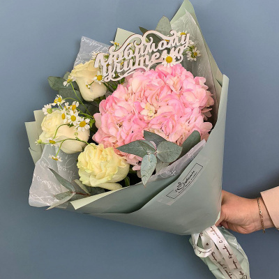 Букет из розовой гортензии с розами и мелкими ромашками арт. 66831-Р