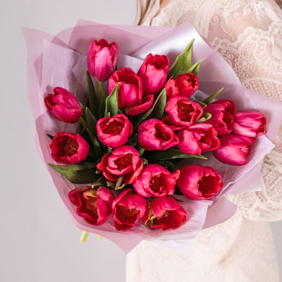 Букет из 15 малиновых тюльпанов в упаковке арт. 59900