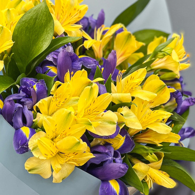 Букет "Ириска" с альстромерией и ирисами арт. 27802
