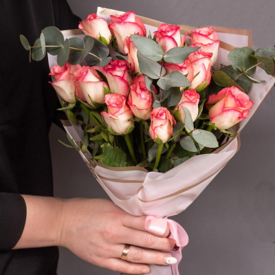 Букет из Кенийских розовых роз с эвкалиптом арт. 28447-Э