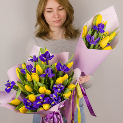 Букеты из тюльпанов с ирисами для мамы и дочки (комплект букетов) арт. 46330