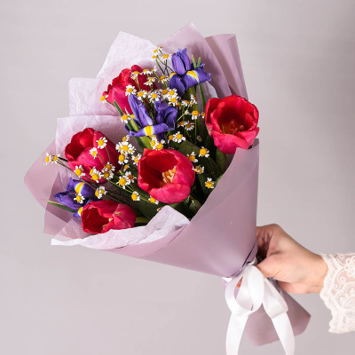 Небольшой букет из малиновых тюльпанов с ирисами и ромашками арт. 59876