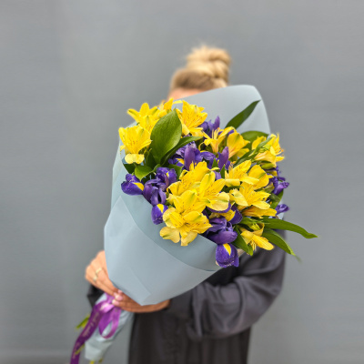 Букет "Ириска" с альстромерией и ирисами арт. 27802