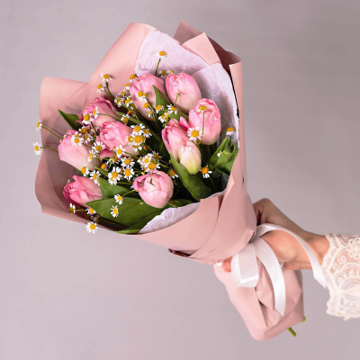 Дуэт букетов из розовых тюльпанов с ромашками арт. 59902