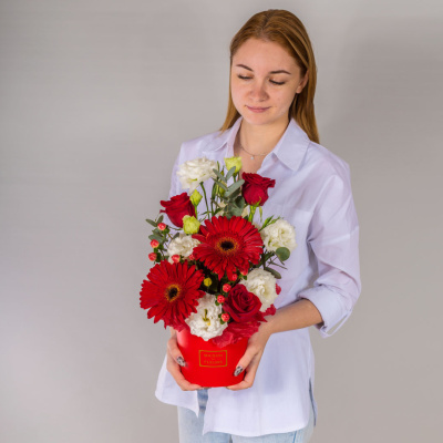 Коробка с цветами красные герберы и розы арт. 66530-Дв