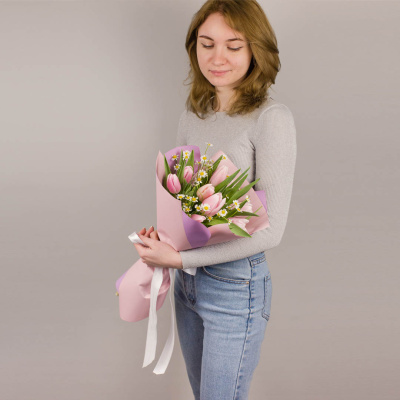 Романтичный букет из розовых тюльпанов с ромашками арт. 46336