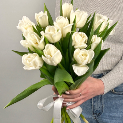 Букет из 15 пионовидных белых тюльпанов арт. 46325