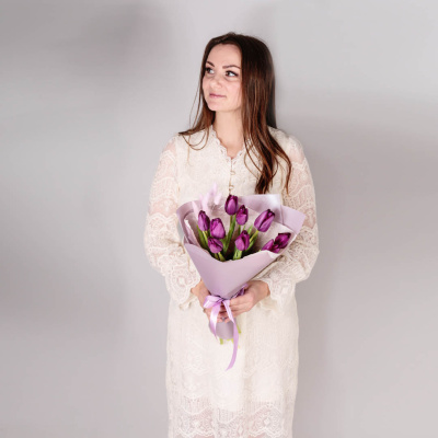 Букет фиолетовых тюльпанов с розовым лагурусом арт. 46461-Р