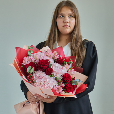 Букет школьный из гортензий и красными розами арт. 84615