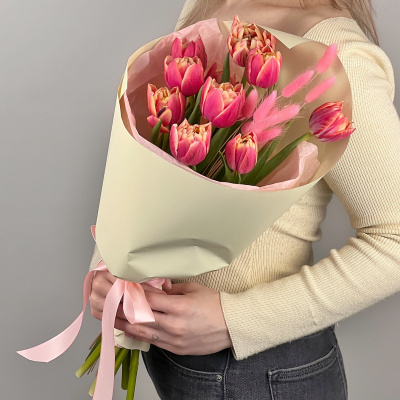 Букет из 11 пионовидных тюльпанов Колумбус с лагурусом арт. 46460