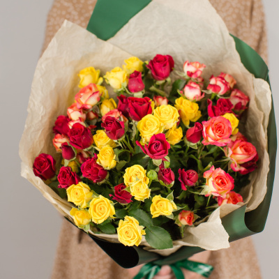 Букет из ярких кустовых роз арт. 27803