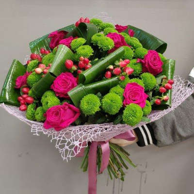 Букет "Ваше величество" из кустовой хризантемы, розы Эквадор и гиперикума арт. 6976