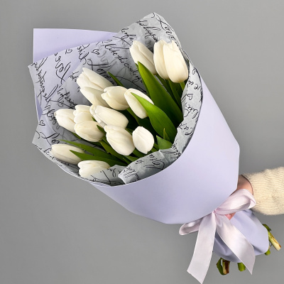 Букет из 15 белых тюльпанов в упаковке арт. 59900