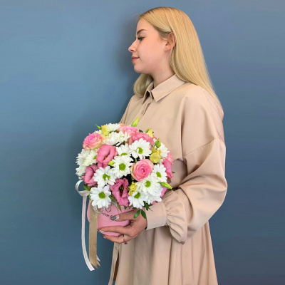 Коробка с цветами из кустовой хризантемы с розами арт. 66658