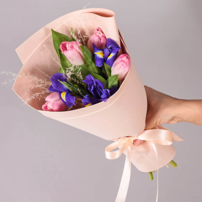 Букет мини из розовых тюльпанов с ирисами арт. 59869