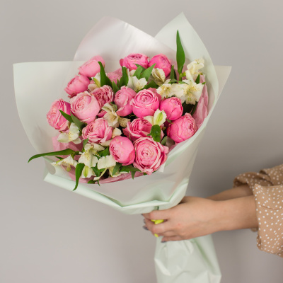 Букет из кустовых пионовидных розовых роз с альстромерией арт. 50422