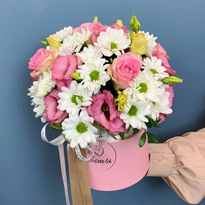 Коробка с цветами из кустовой хризантемы с розами арт. 66658