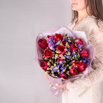 Букеты из тюльпанов с ирисами и ромашками для мамы и дочки арт. 59878