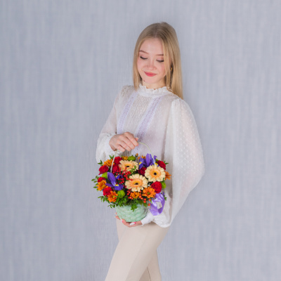 Корзинка "Любимому учителю" с мини-герберами, розами и ирисами арт. 38179