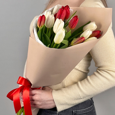 Букет из 15 красно-белых тюльпанов в упаковке арт.  59900
